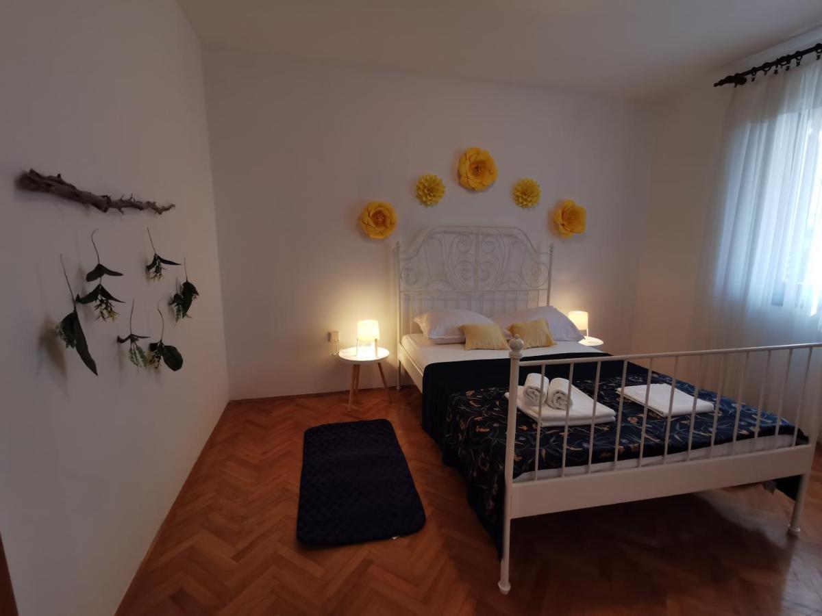 Apartments Lucia Паг Екстериор снимка