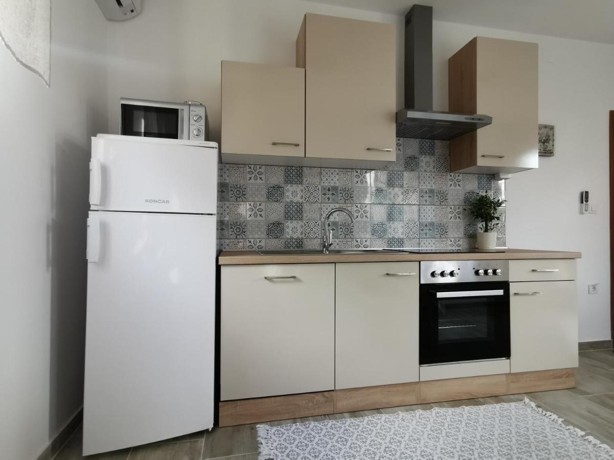 Apartments Lucia Паг Екстериор снимка