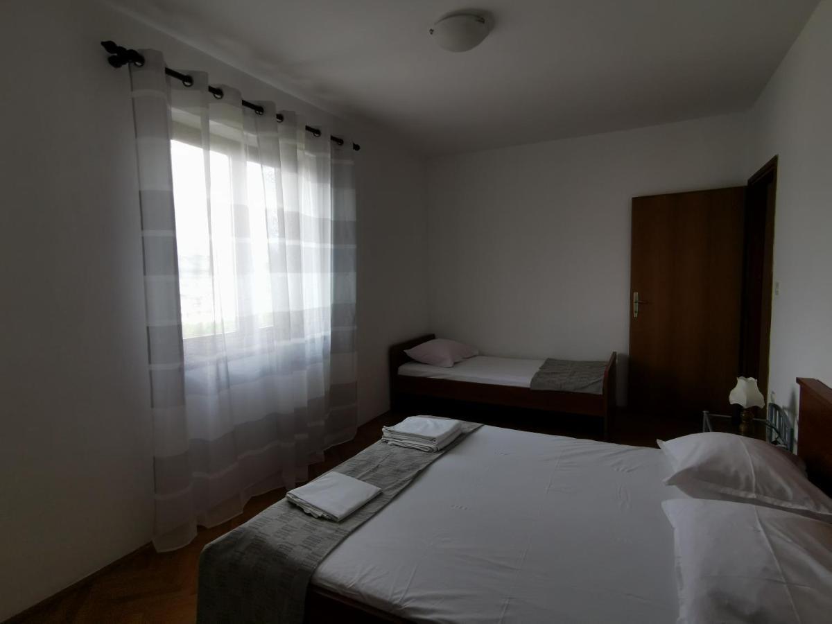 Apartments Lucia Паг Екстериор снимка