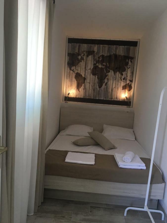 Apartments Lucia Паг Екстериор снимка